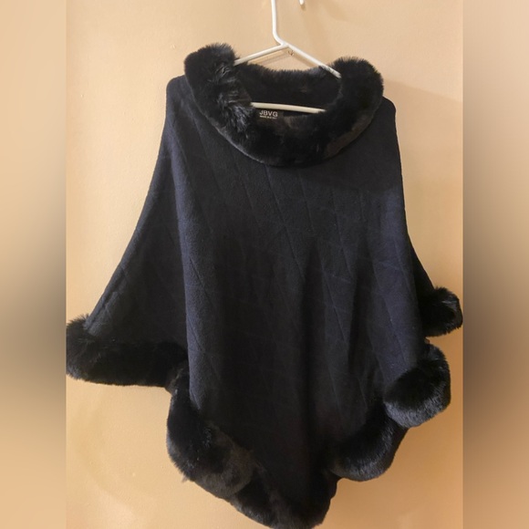 JBVG black Cape/poncho with faux fur trim - NWT - Picture 4 of 9